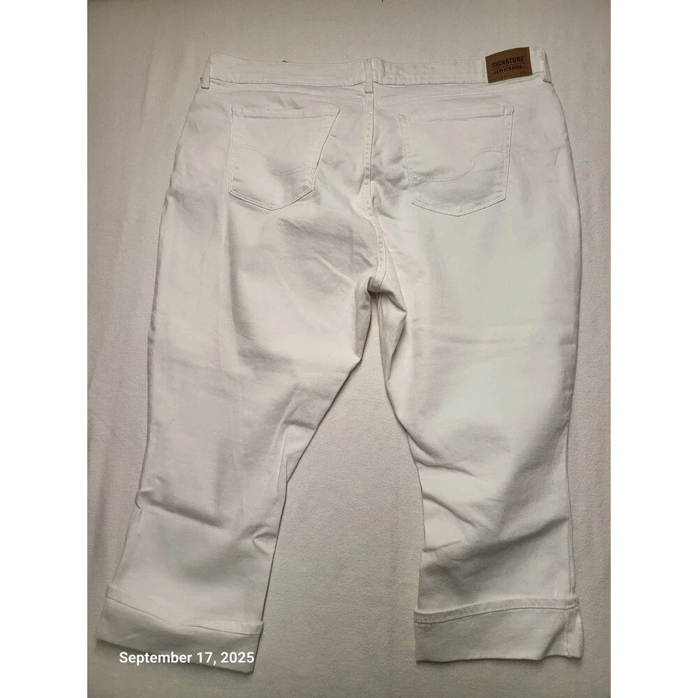 Signature by Levi Strauss Women's White Mid-Rise Capri Sz 20 - Picture 2 of 7